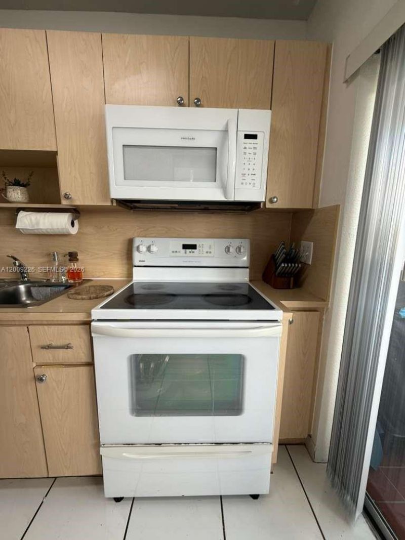 3514 W 76th St , Unit 203, Hialeah, FL 33018 Photo