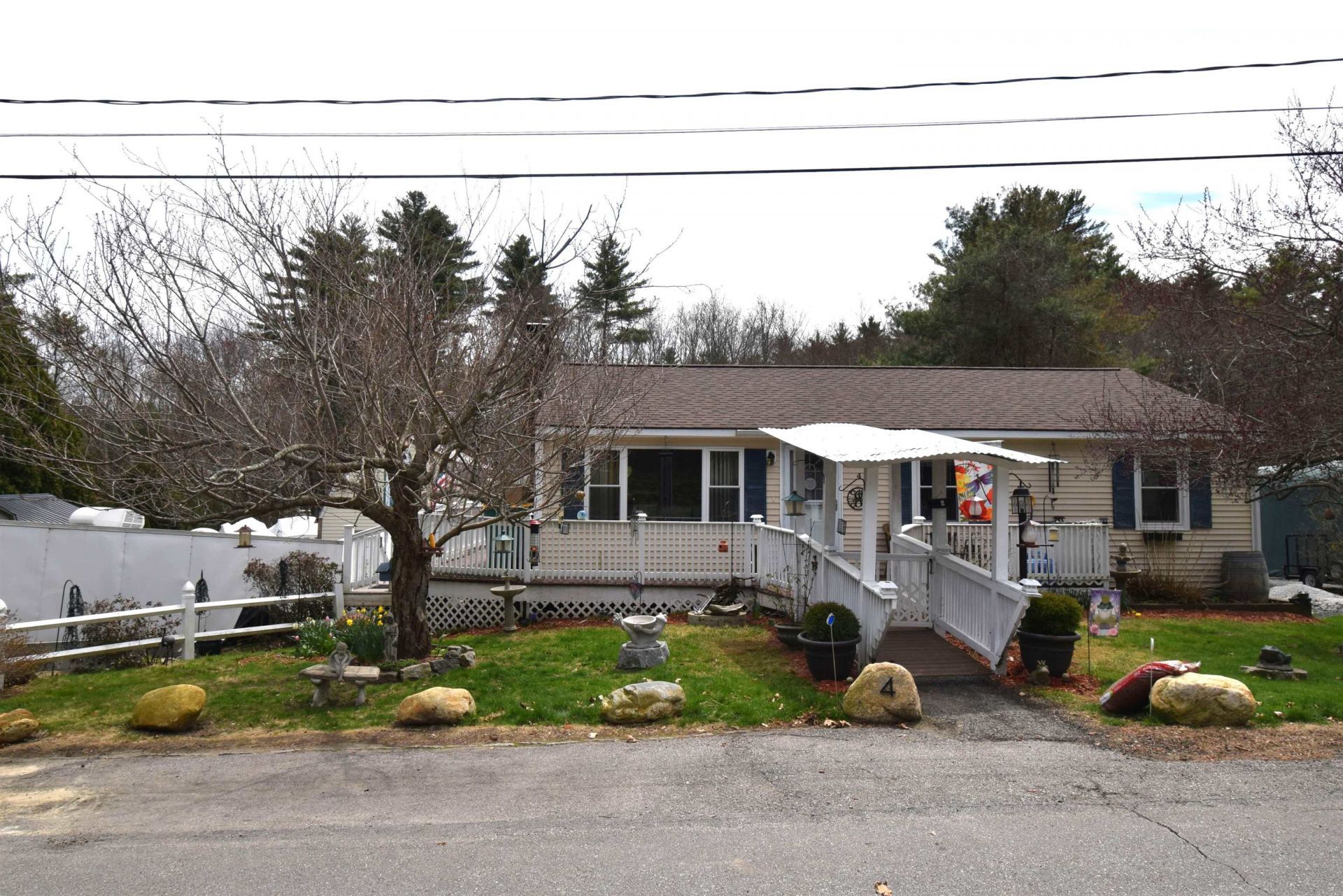 4 Independence Avenue, Kingston, NH 03848 Main Photo