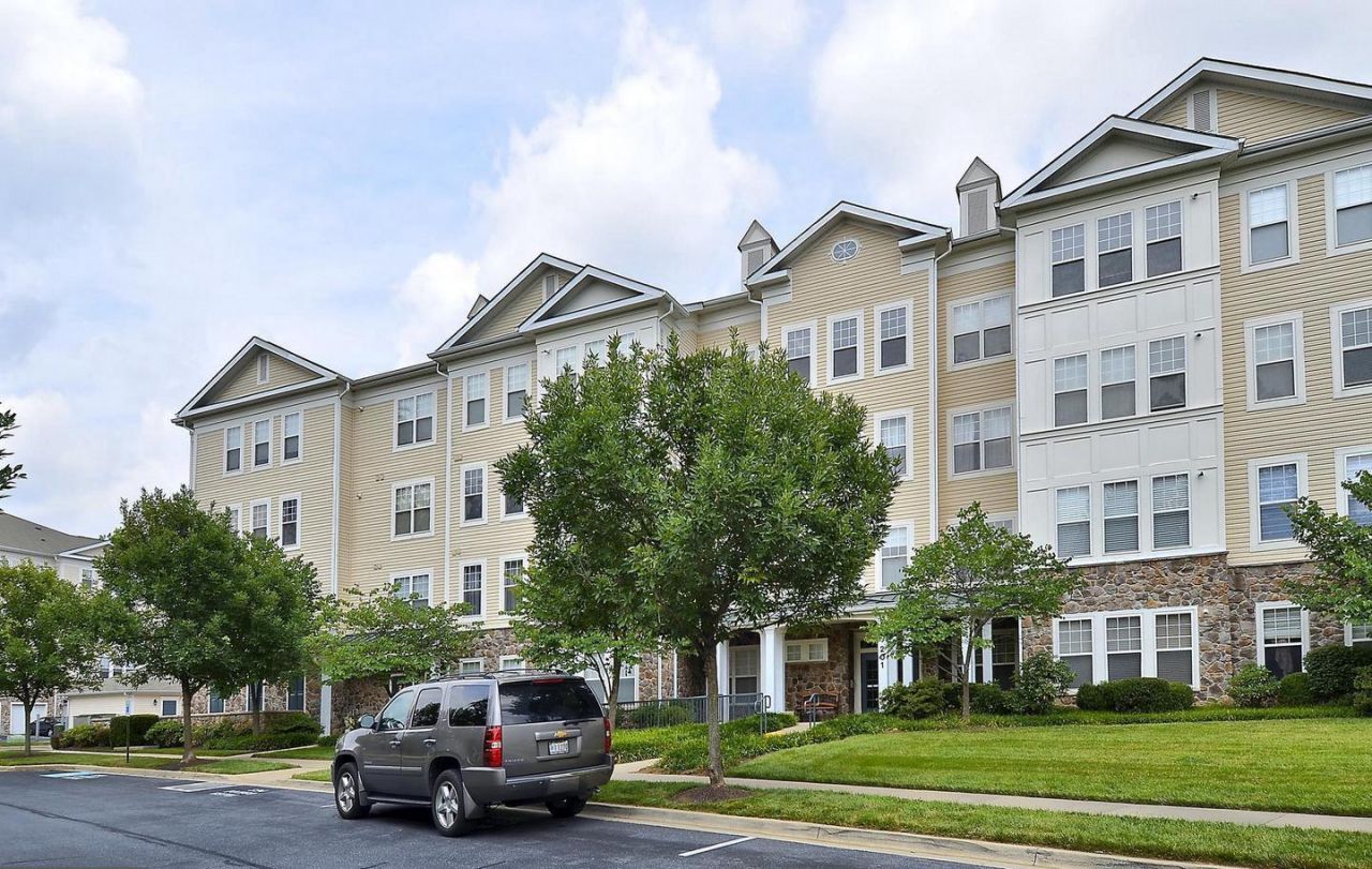 201 High Gables Drive, Unit 105, Gaithersburg, MD 20878 Main Photo