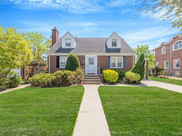 8 Maple Lane , New Hyde Park, NY 11040