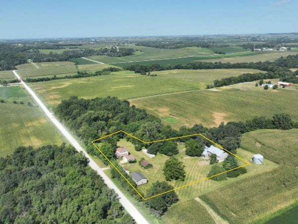 4617 Durow Road, Center Point, IA 52213