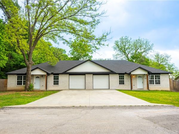 517 N Oak Hill Street , Siloam Springs, AR 72761