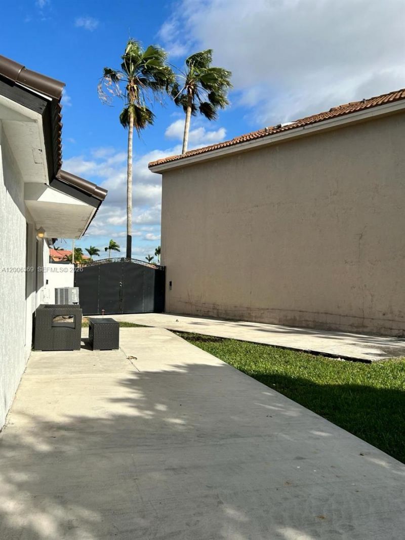 820 NW 132 Ct , Miami, FL 33182 Photo