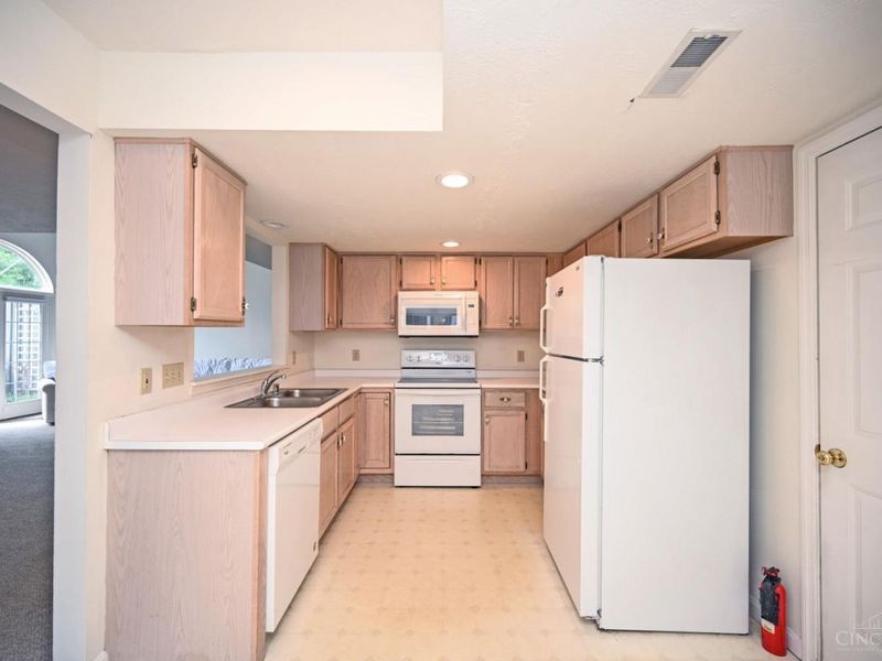 1033 Wittshire Circle, Cincinnati, OH 45255 Photo 12