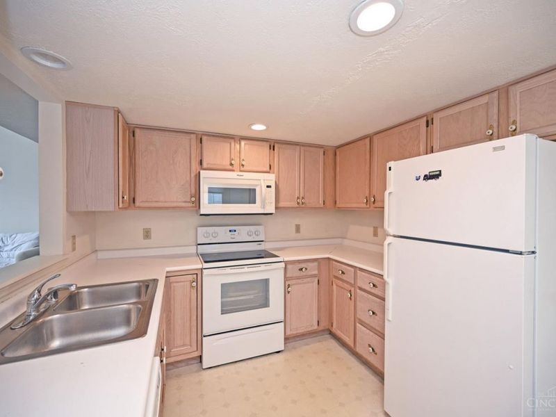 1033 Wittshire Circle, Cincinnati, OH 45255 Photo 13