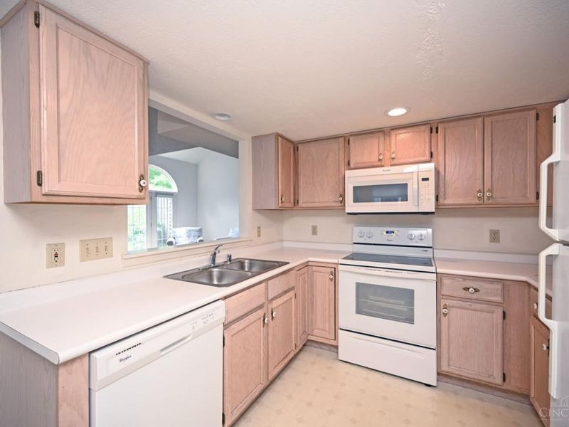 1033 Wittshire Circle, Cincinnati, OH 45255 Photo 14