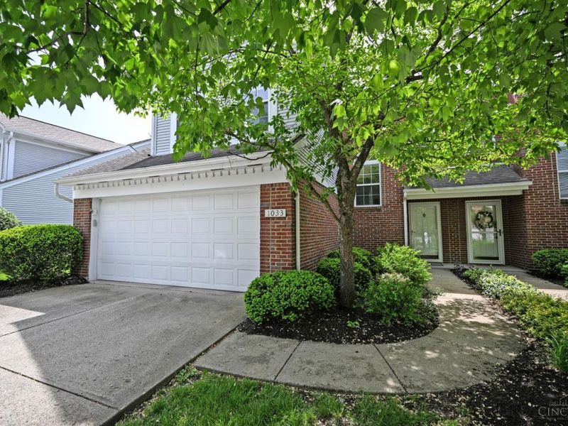 1033 Wittshire Circle, Cincinnati, OH 45255 Photo 2