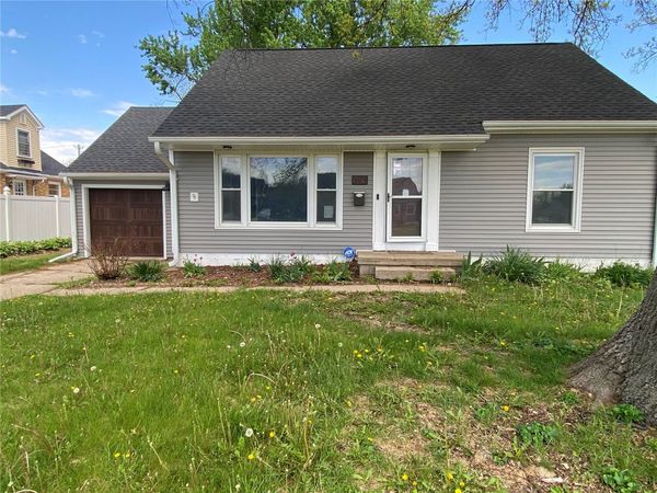 1074 27th Street NE, Cedar Rapids, IA 52402