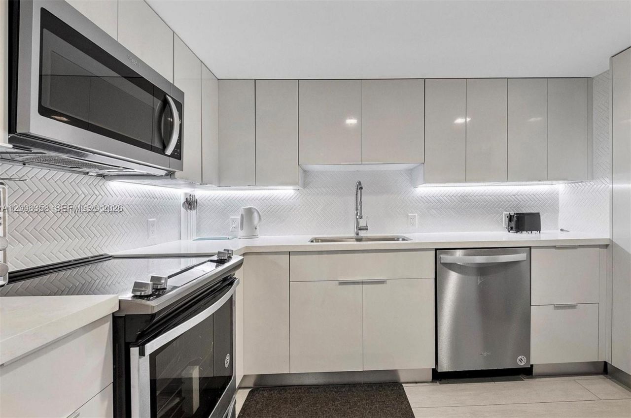 100 Bayview Dr , Unit PH31, Sunny Isles Beach, FL 33160 Photo