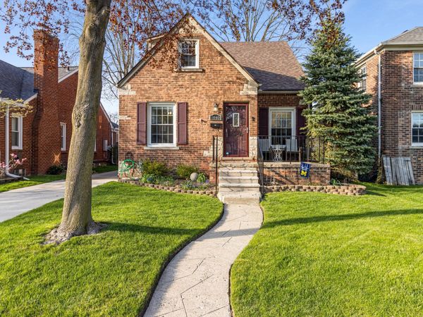 1840 Hampton Road, Grosse Pointe Woods, MI 48236