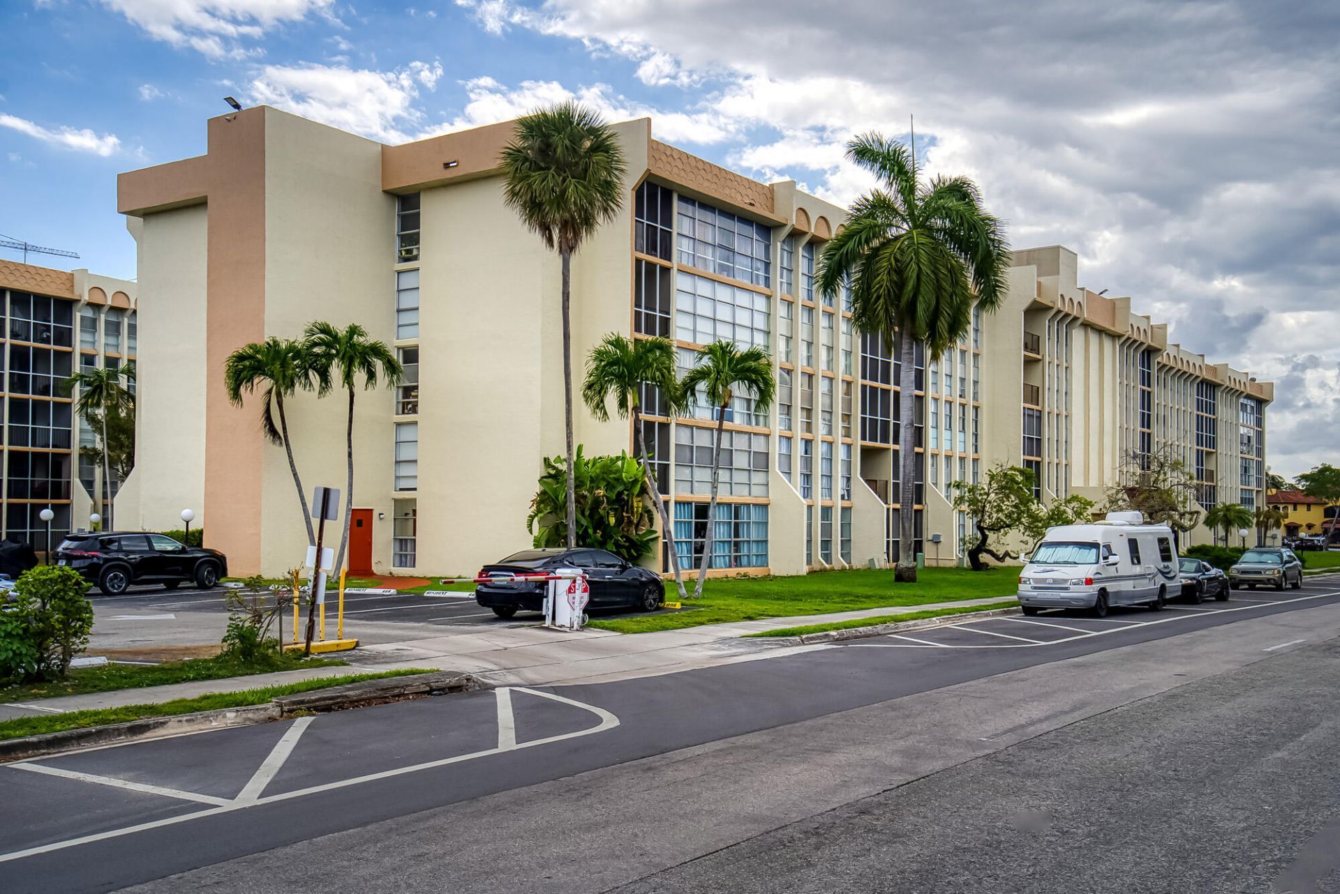 2000 Atlantic Shores Boulevard, Unit Apt 410, Hallandale Beach, FL 33009 Photo