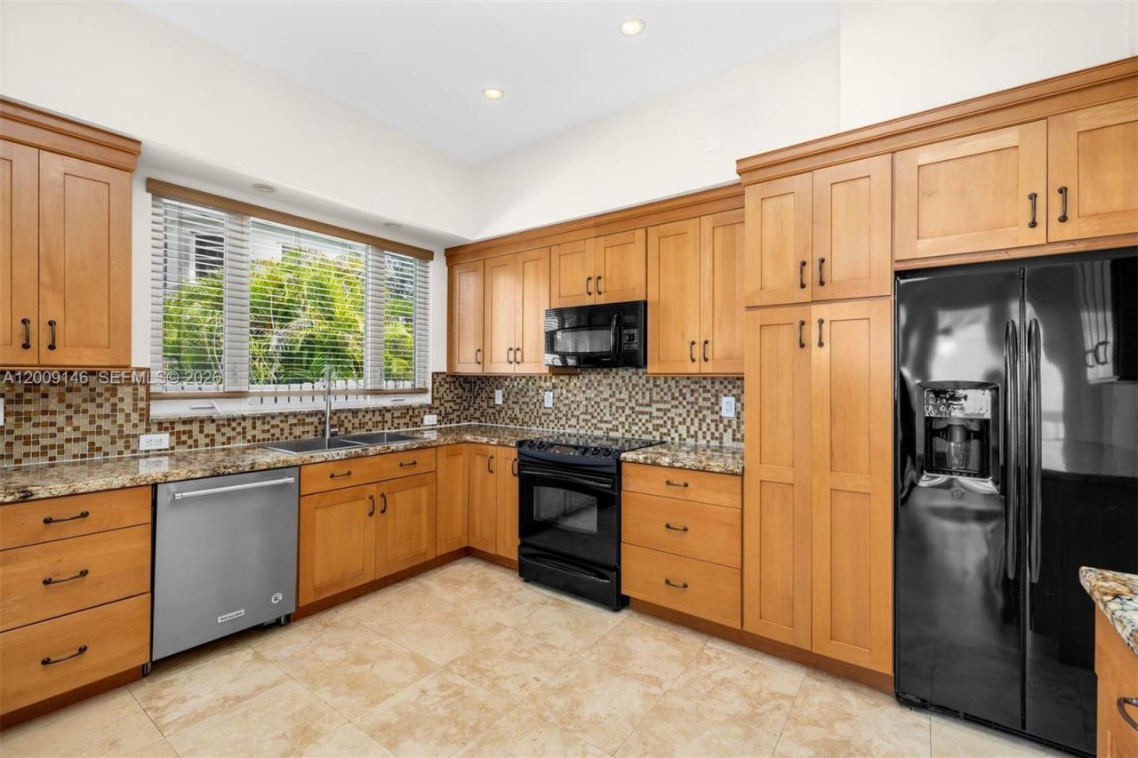 4340 Pine Tree Dr , Miami Beach, FL 33140 Photo