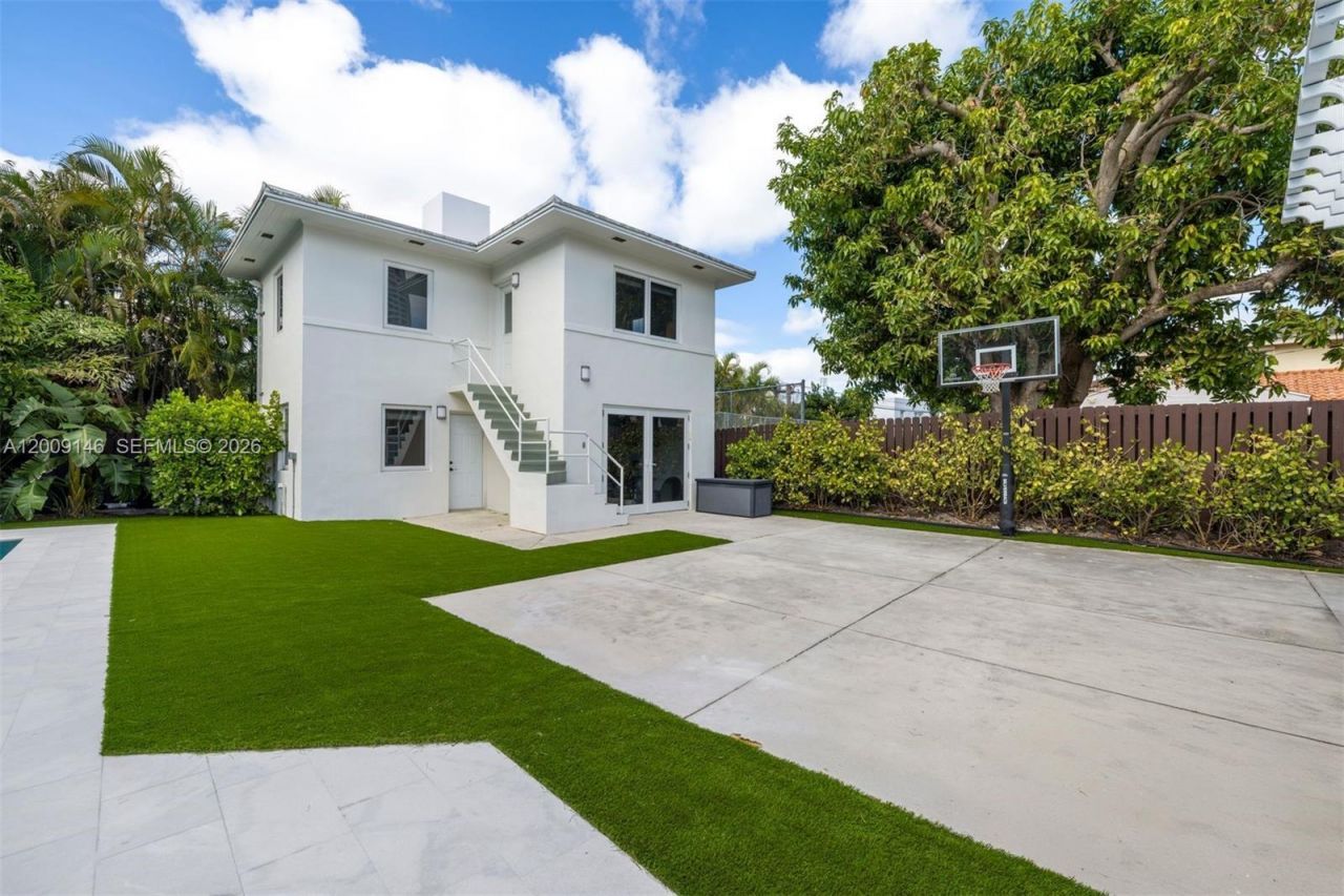 4340 Pine Tree Dr , Miami Beach, FL 33140 Photo