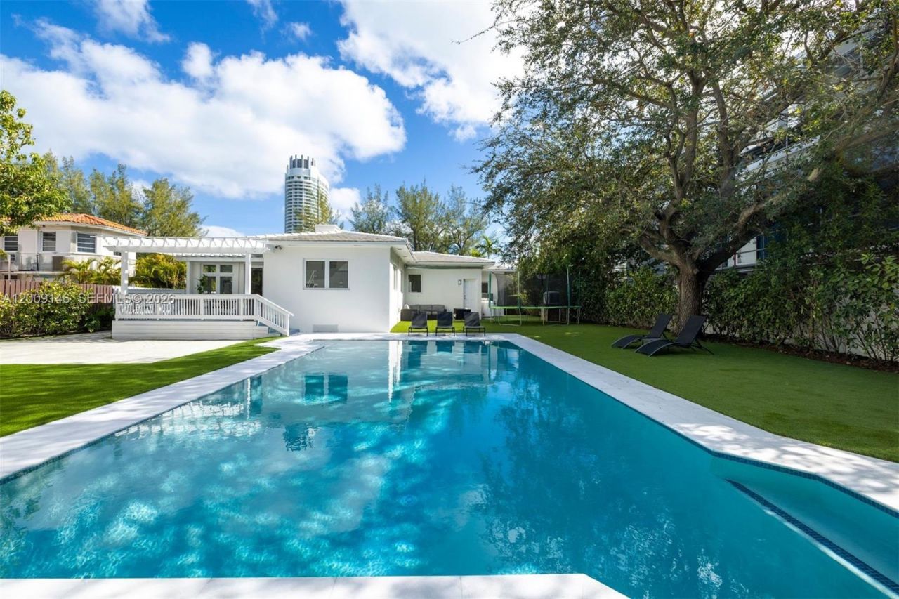 4340 Pine Tree Dr , Miami Beach, FL 33140 Photo
