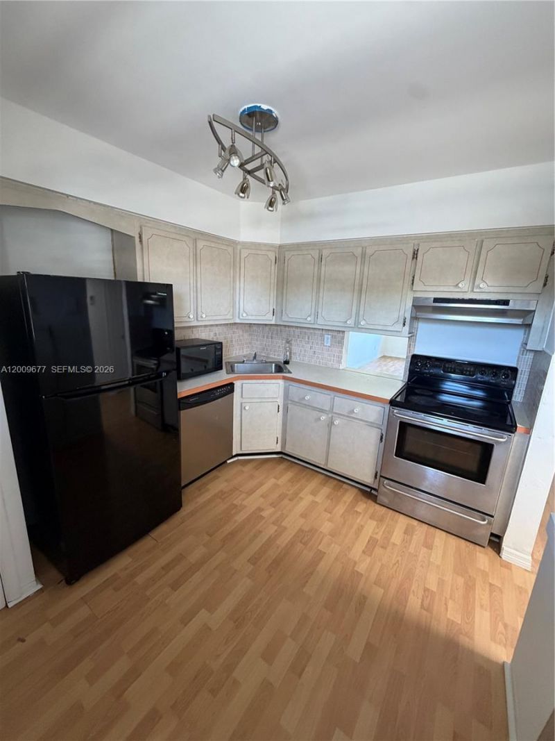 1530 NE 191st St, Unit 205, Miami, FL 33179 Photo