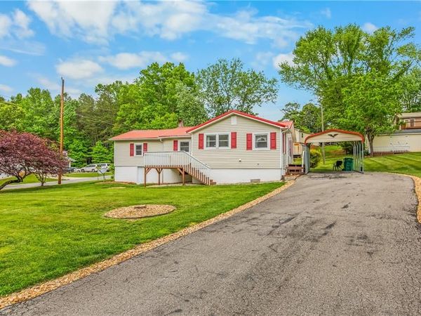 103 Howard Street , Pilot Mountain, NC 27041