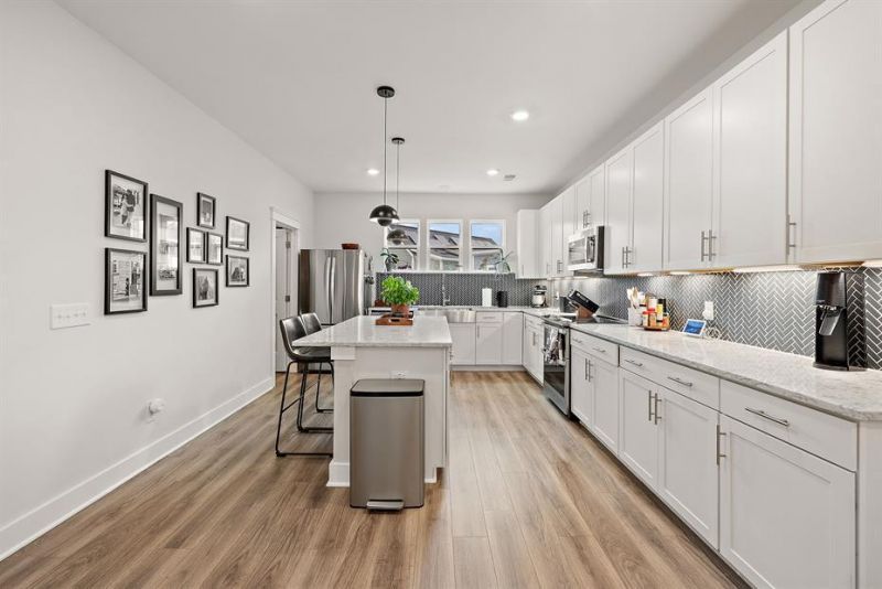 4568 Mixson Avenue Photo 10