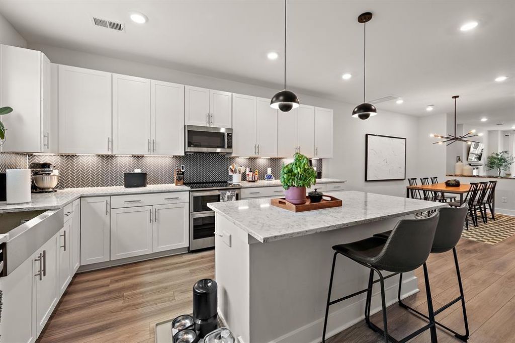 4568 Mixson Avenue Photo 12