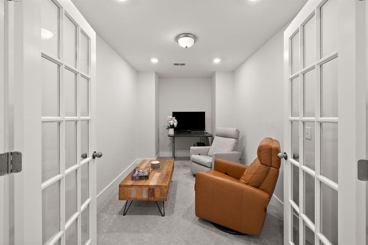 4568 Mixson Avenue Photo 18