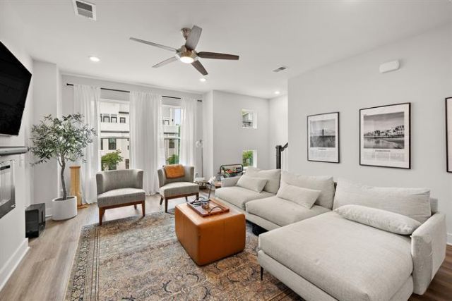 4568 Mixson Avenue Photo 6