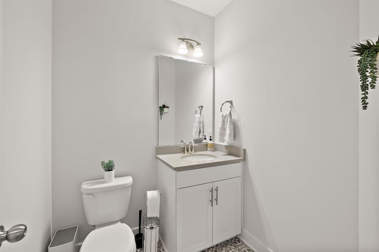 4568 Mixson Avenue Photo 7