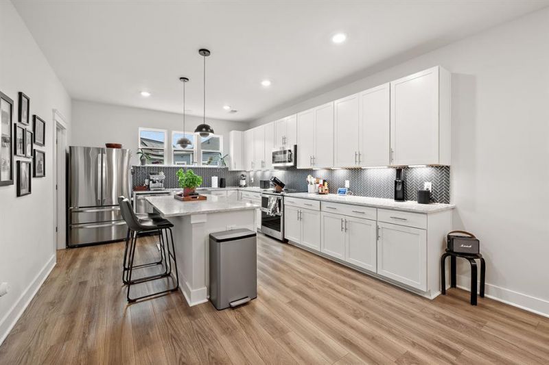 4568 Mixson Avenue Photo 9