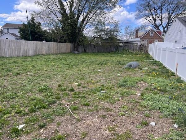 55 Corsica Street , Copiague, NY 11726