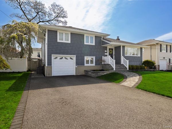 17 6th Avenue, Massapequa Park, NY 11762