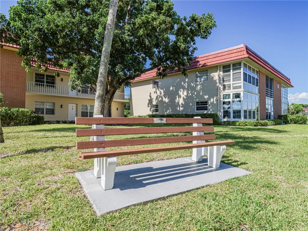 28 Pine Arbor Lane, Unit 101, Vero Beach, FL 32962 Photo