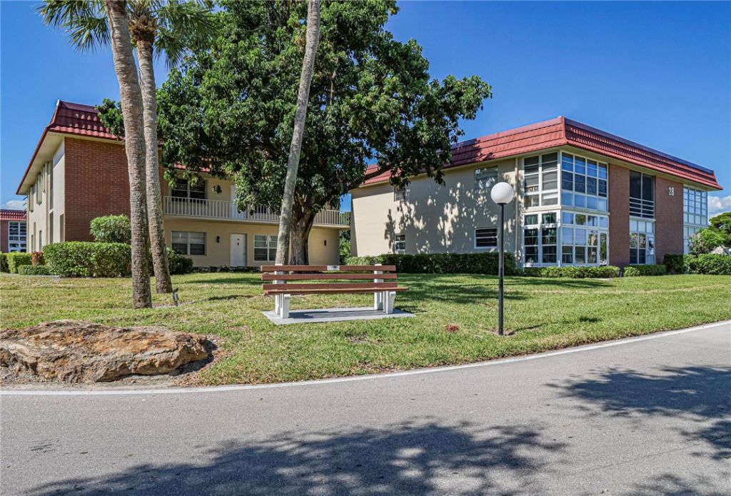 28 Pine Arbor Lane, Unit 101, Vero Beach, FL 32962 Photo