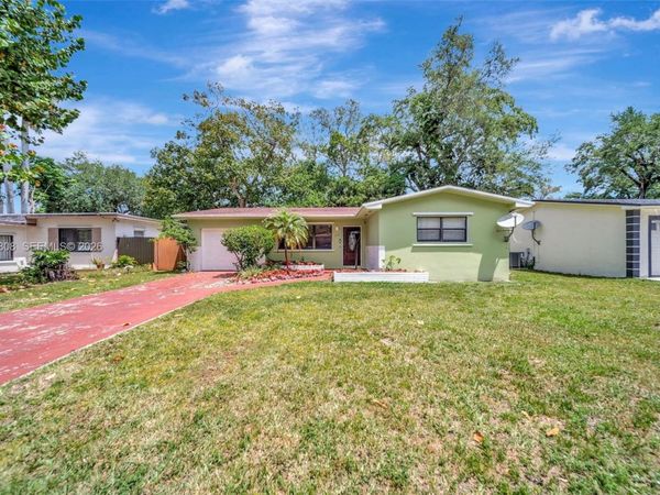 565 NE 160th St , Miami, FL 33162