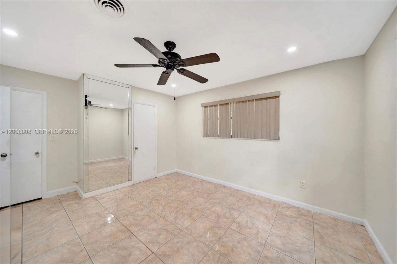 565 NE 160th St , Miami, FL 33162 Photo