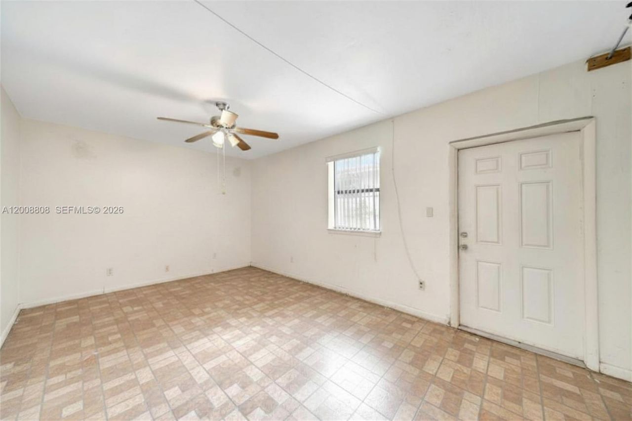 565 NE 160th St , Miami, FL 33162 Photo