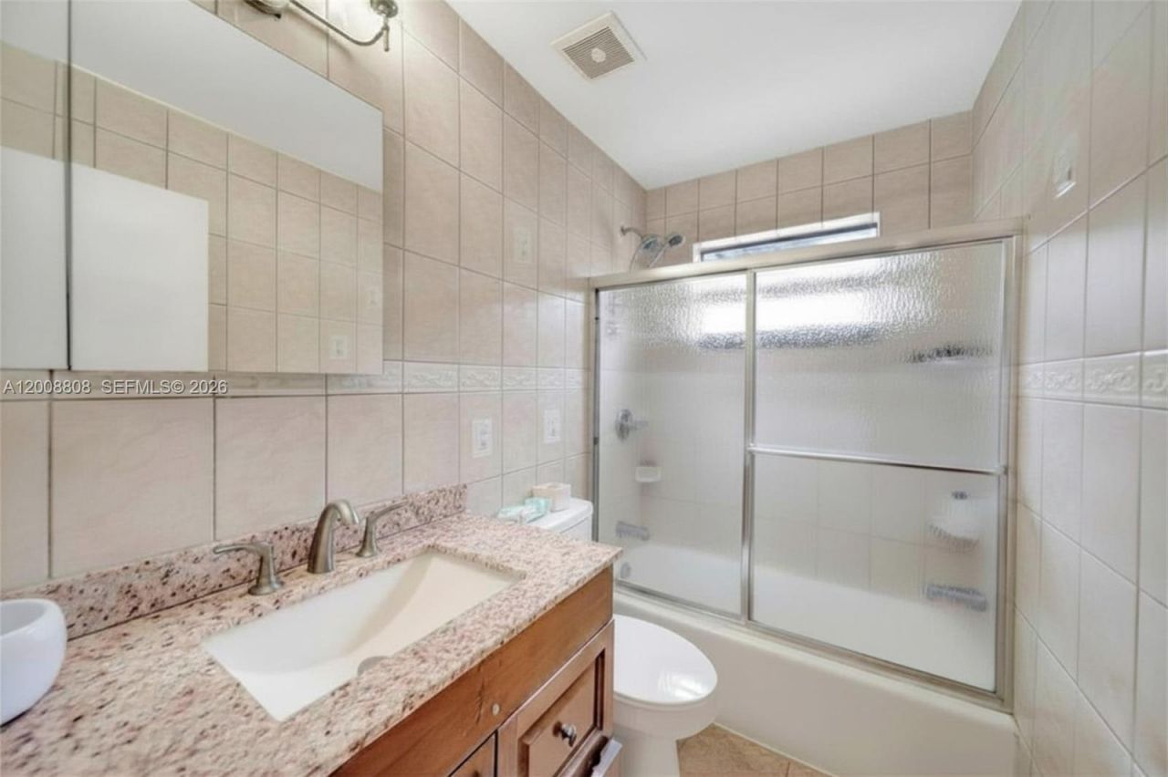 565 NE 160th St , Miami, FL 33162 Photo