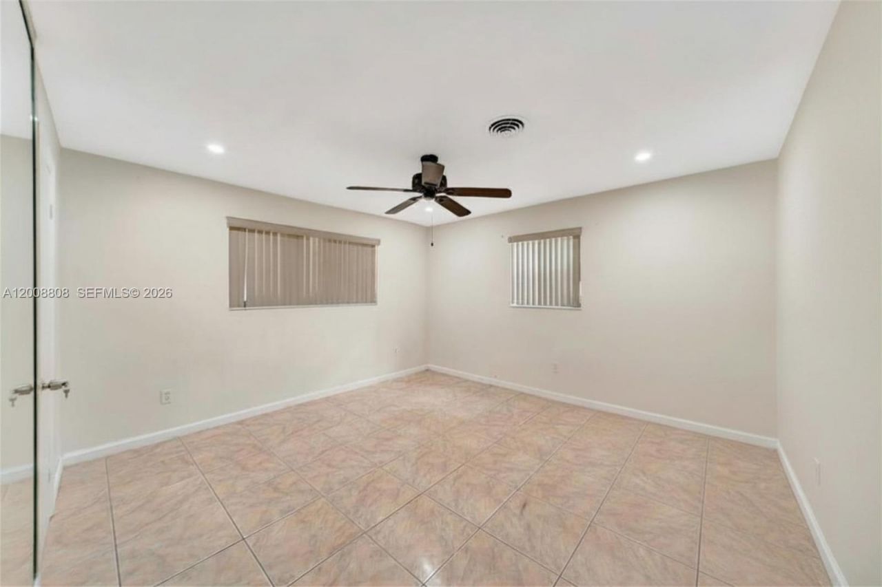 565 NE 160th St , Miami, FL 33162 Photo