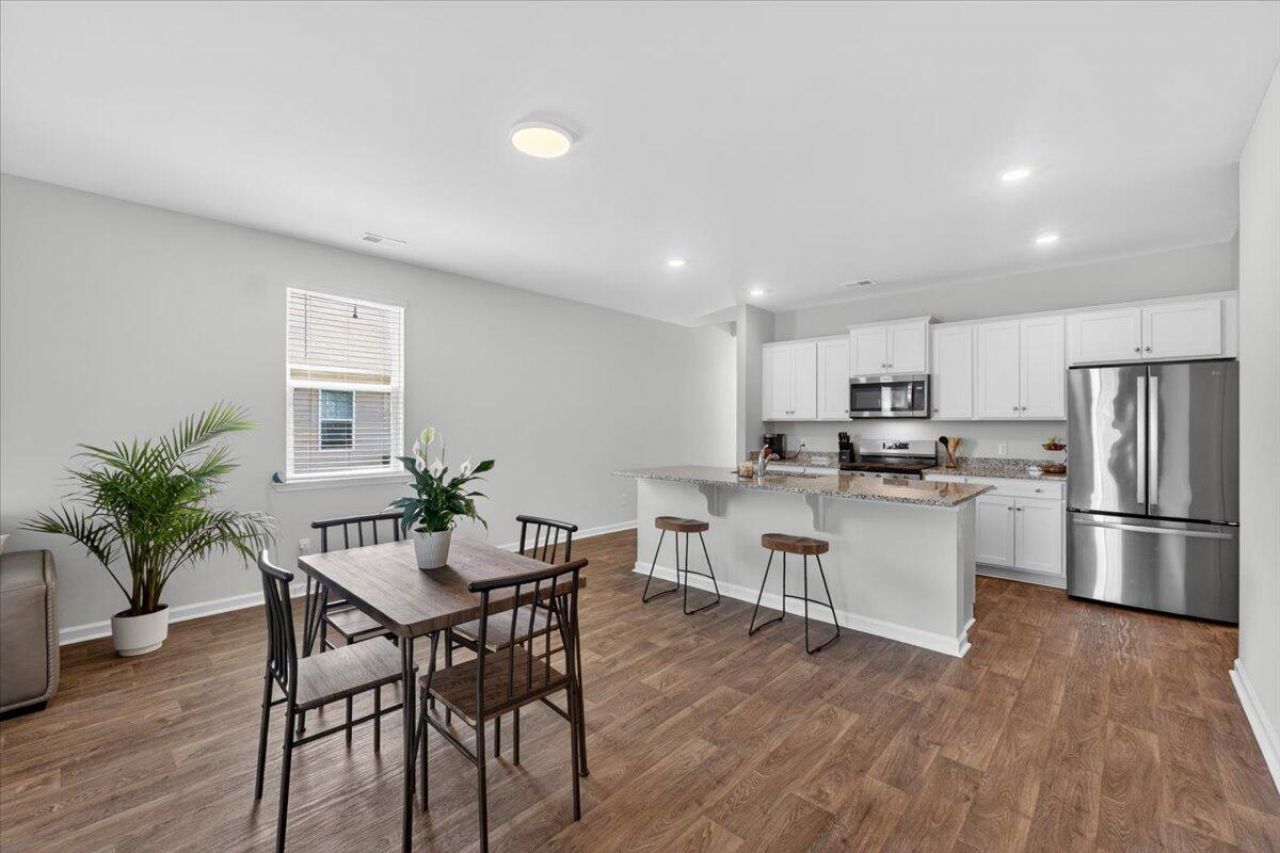 218 Watersglen Drive Photo 10