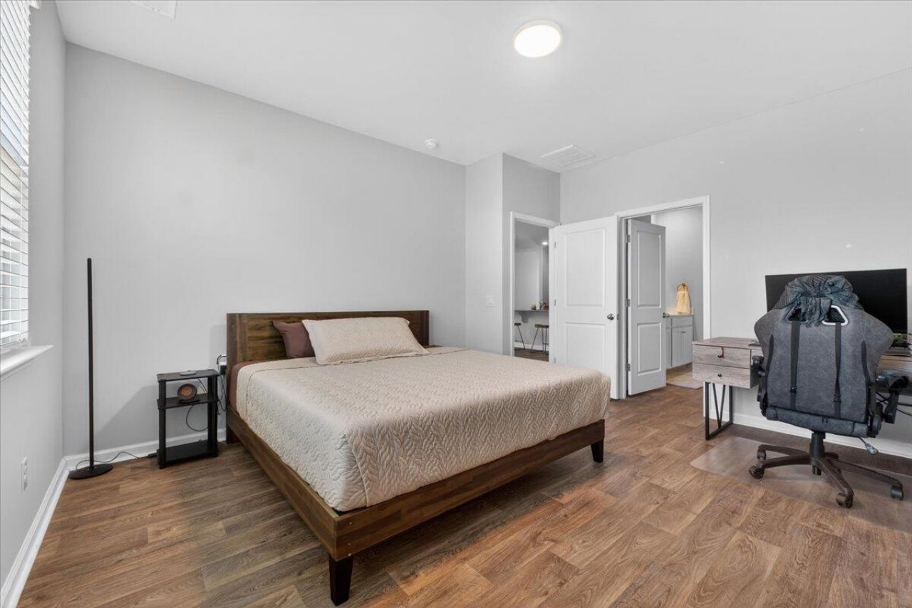 218 Watersglen Drive Photo 16