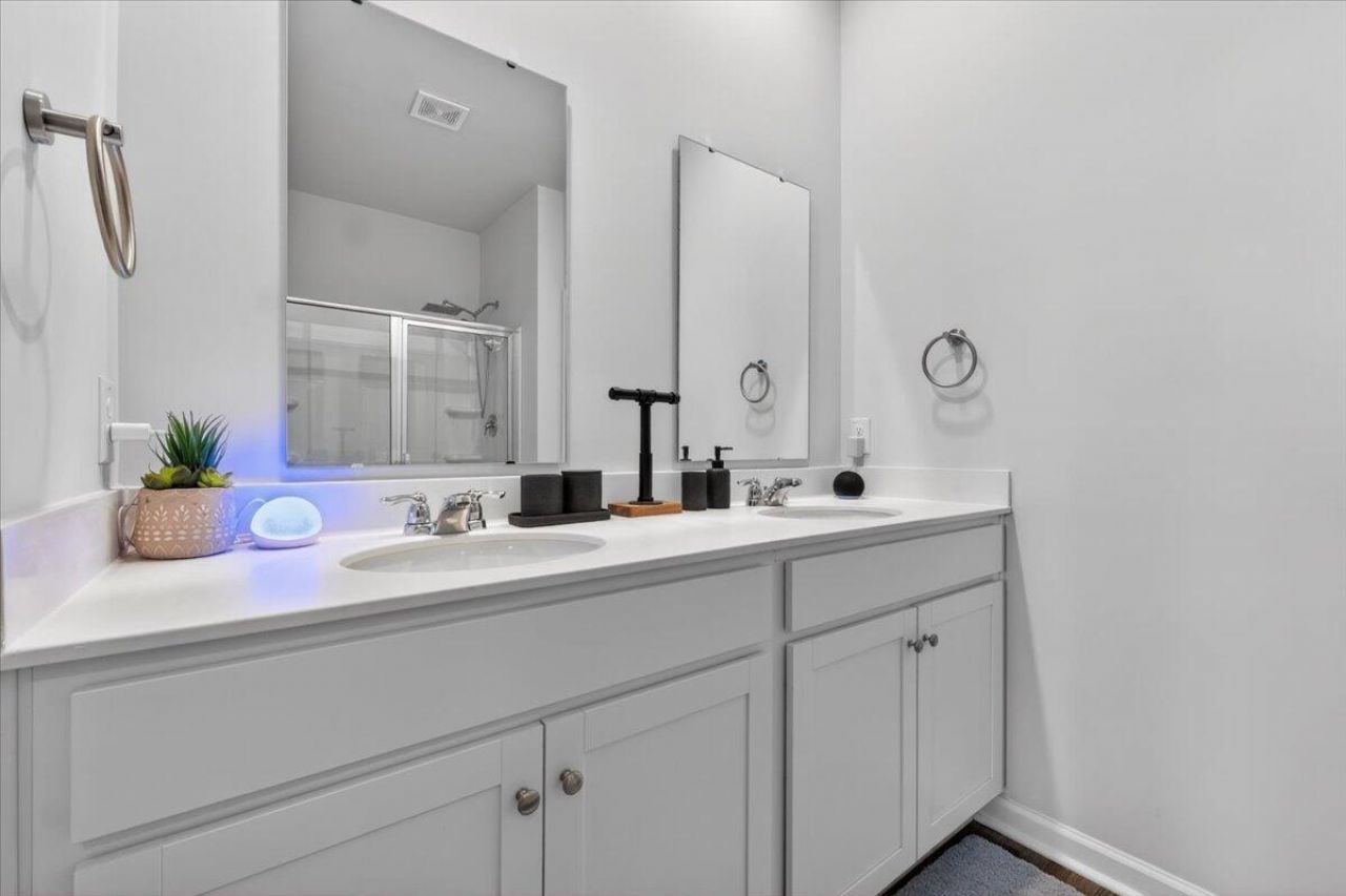 218 Watersglen Drive Photo 17