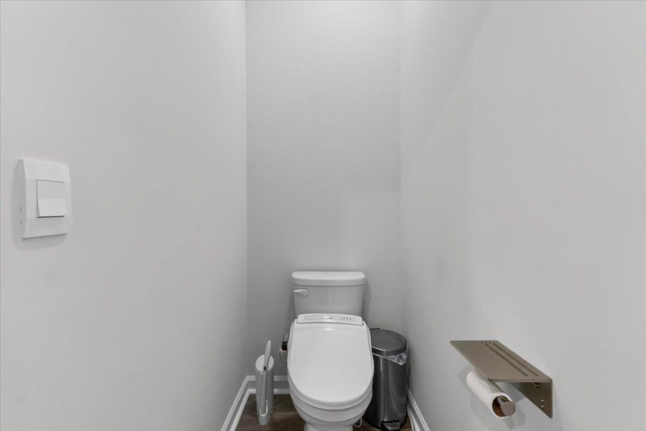 218 Watersglen Drive Photo 20