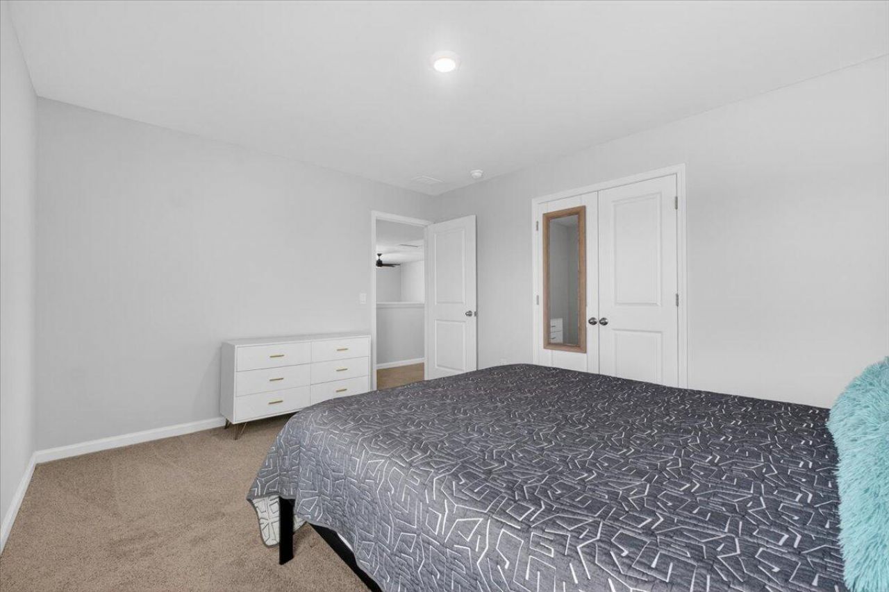 218 Watersglen Drive Photo 32