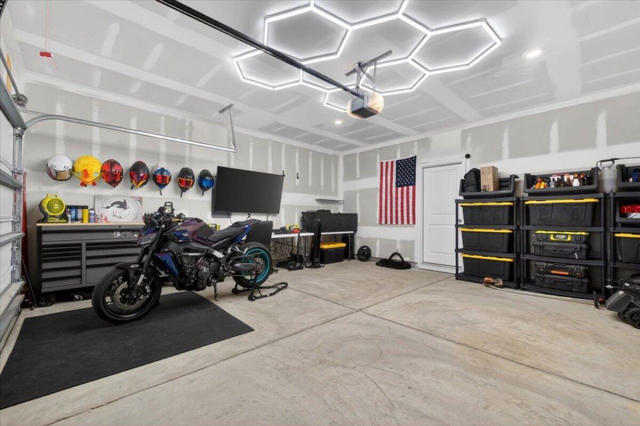 218 Watersglen Drive Photo 34