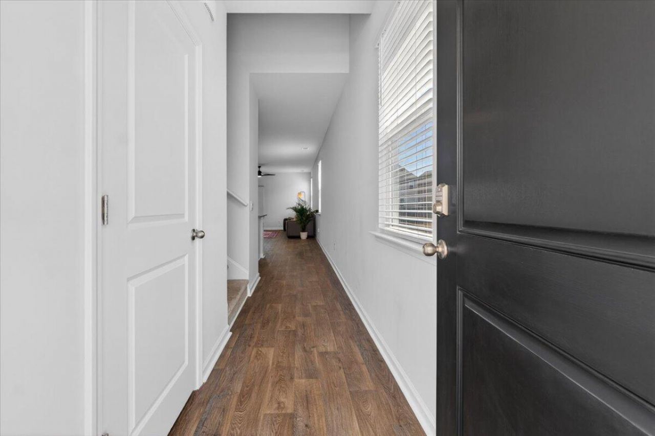 218 Watersglen Drive Photo 4