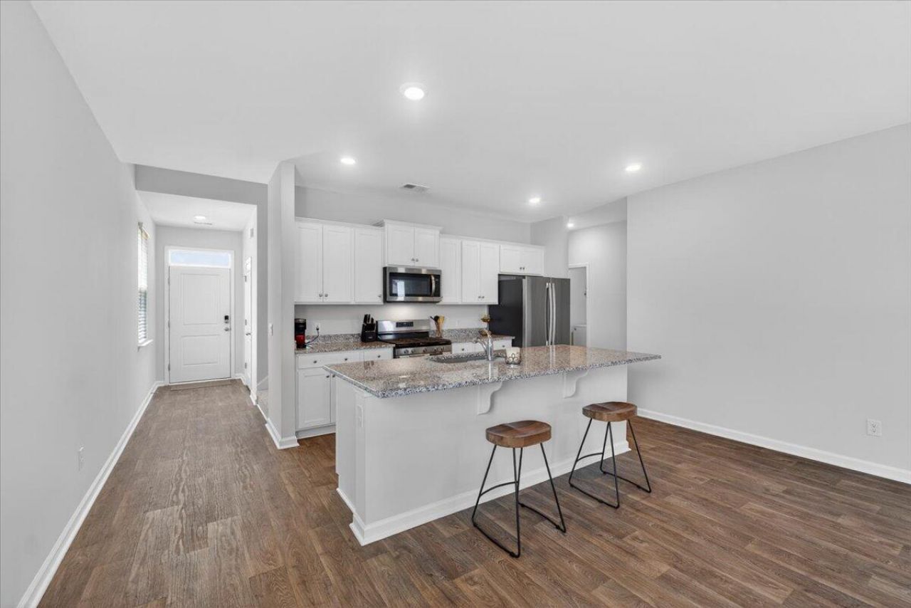 218 Watersglen Drive Photo 6