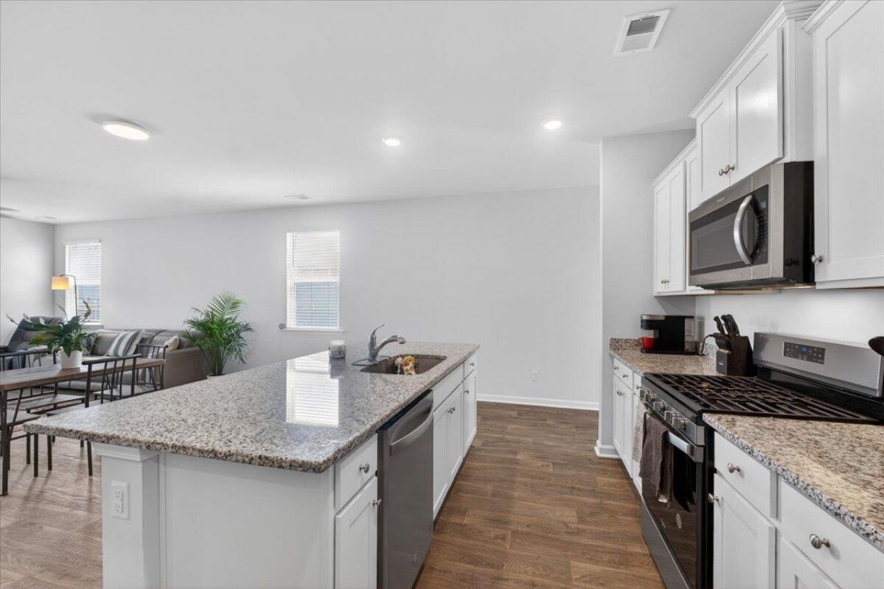 218 Watersglen Drive Photo 9