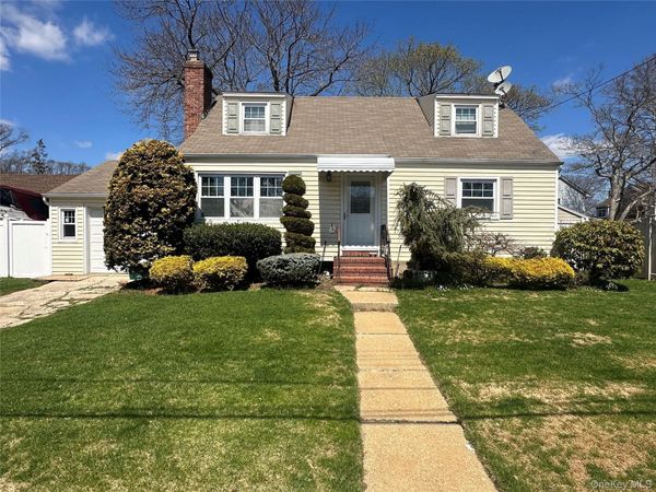8 Garden Place , Merrick, NY 11566