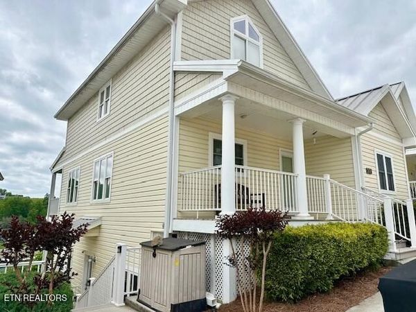 179 W Deer Village Lane, LaFollette, TN 37766