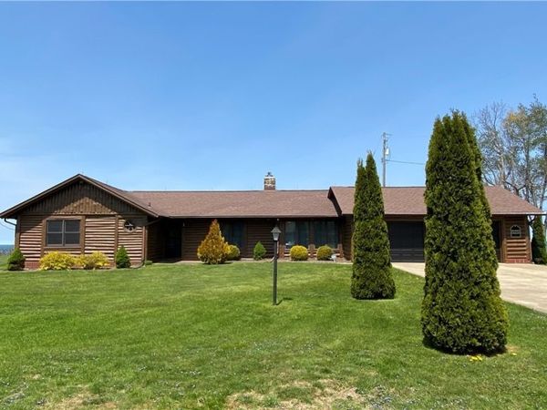 1104 Lake Road , Conneaut, OH 44030