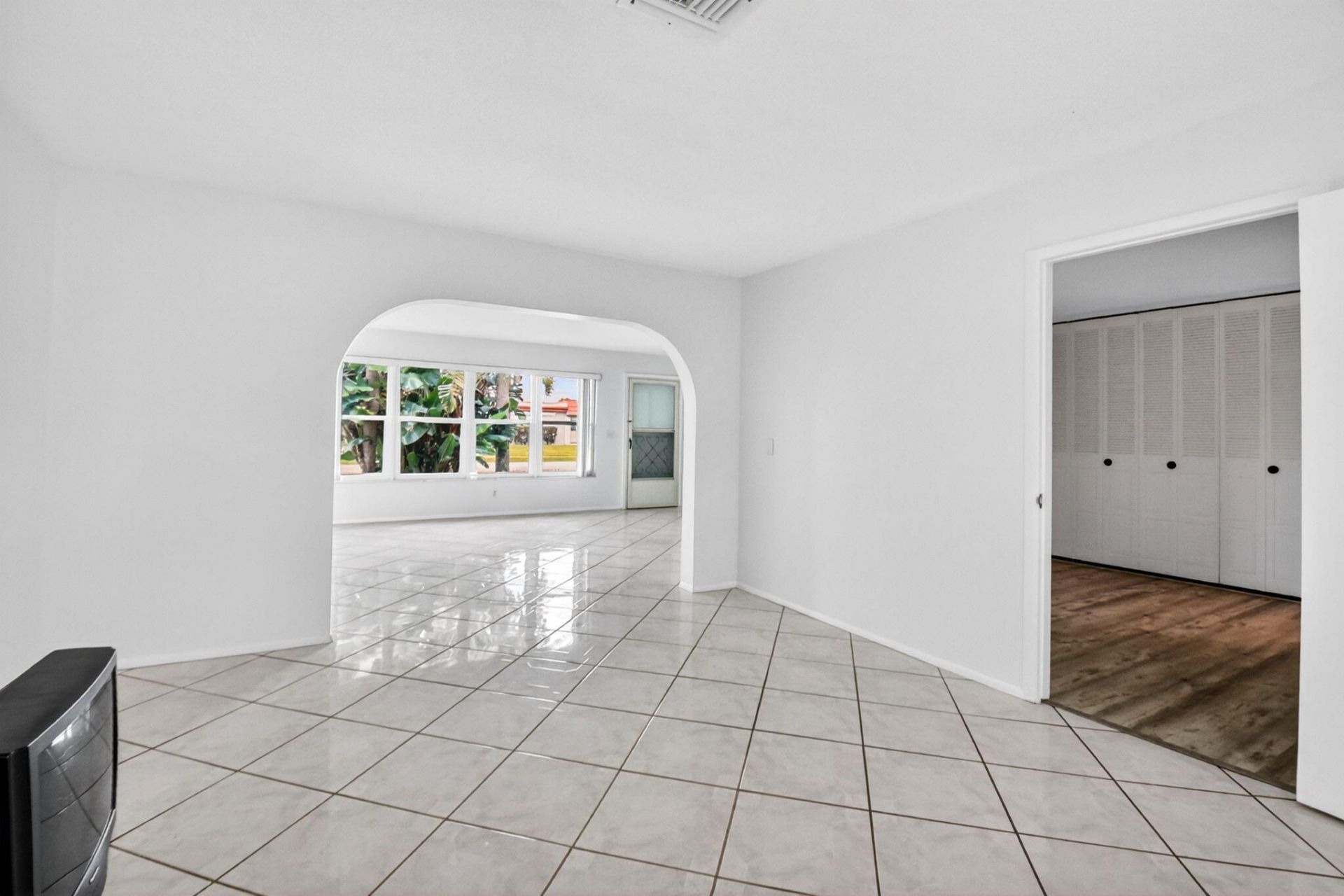 2886 E Fernley Dr Drive E, Unit 9, West Palm Beach, FL 33415 Photo