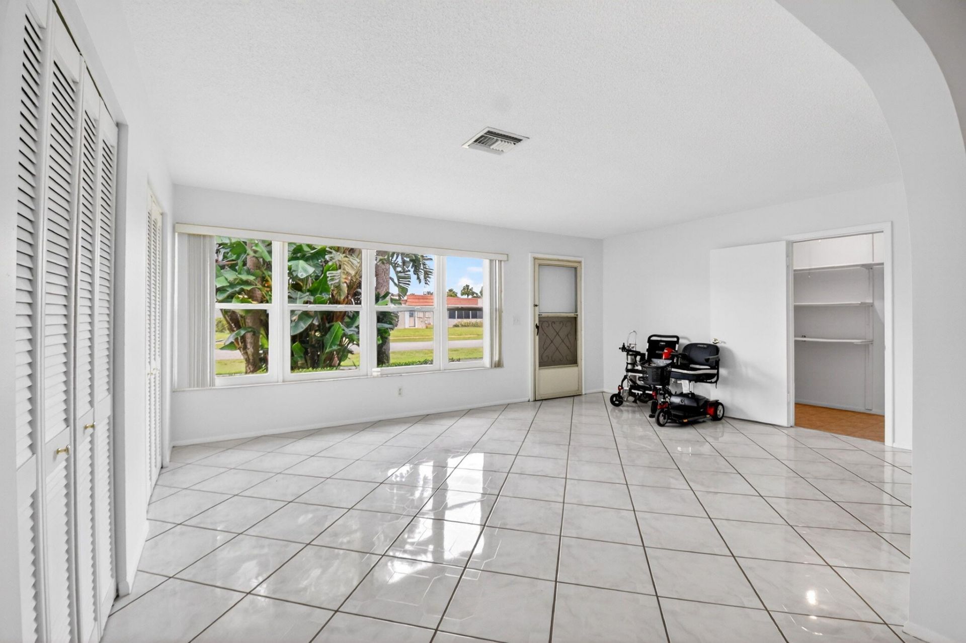 2886 E Fernley Dr Drive E, Unit 9, West Palm Beach, FL 33415 Photo