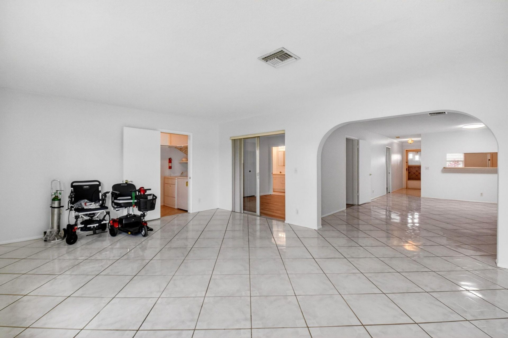 2886 E Fernley Dr Drive E, Unit 9, West Palm Beach, FL 33415 Photo